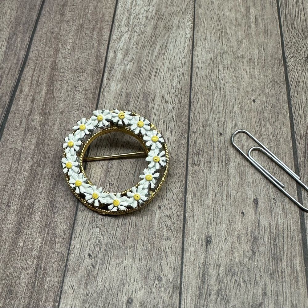 Gold‎ Enameled Daisies Circle Brooch B5